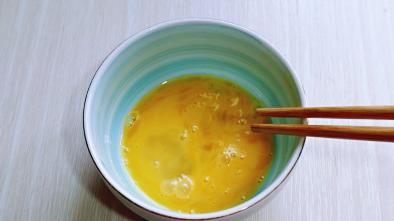 迷你小油条,用筷子将鸡蛋打散。