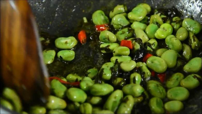 一不留神就错过了吃蚕豆的最佳时节，且吃切珍惜,加入小米椒、橄榄菜、盐、糖炒匀。