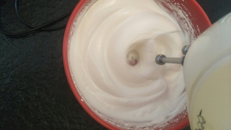 奶油生日蛋糕（无需抹面）,打发蛋白到中性发泡。