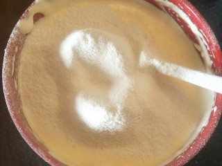 奶油生日蛋糕（无需抹面）,过筛80克低筋面粉，翻拌到没有干粉。