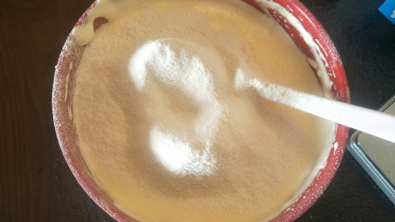 奶油生日蛋糕（无需抹面）,过筛80克低筋面粉，翻拌到没有干粉。