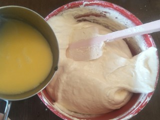 奶油生日蛋糕（无需抹面）,30克牛奶＋30g黄油加入后继续翻拌。