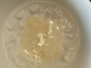 奶油生日蛋糕（无需抹面）,两片吉利丁泡在冰水里软化。