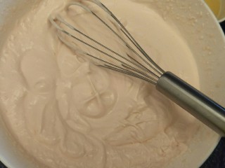 奶油生日蛋糕（无需抹面）,打发到淡奶油5分有流动性的淡奶油