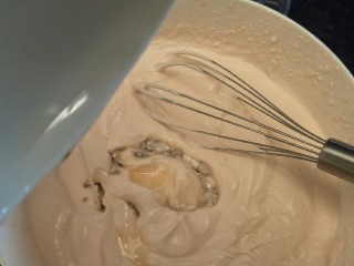 奶油生日蛋糕（无需抹面）,加入融化好的吉利丁液。