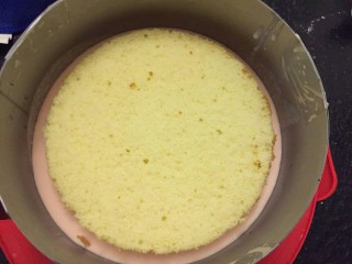 奶油生日蛋糕（无需抹面）,再放蛋糕片，蛋糕片比模具小一圈重复这个步骤一遍。