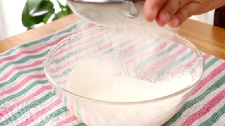 仙豆糕,混合好的蛋液筛入低粉和玉米淀粉