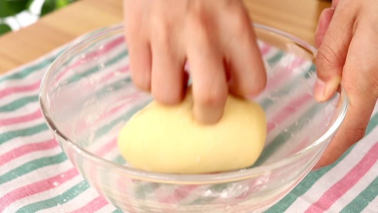 仙豆糕,揉至光滑不沾手的面团

tips：由于不同面粉的吸水性不同，大家可以适当在70g低粉左右调整，太沾手就加些面粉，切记少量多次的添加即可，只要面团光滑不沾手状态即可