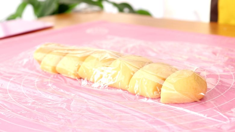 仙豆糕,盖上保鲜膜备用

tips：盖保鲜膜的作用，防止面团风干，影响包裹紫薯球