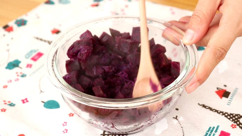 仙豆糕,蒸熟的紫薯加10g牛奶，压成紫薯泥

tips：因为紫薯太干，所以建议大家加些牛奶或者清水，趁热压成泥