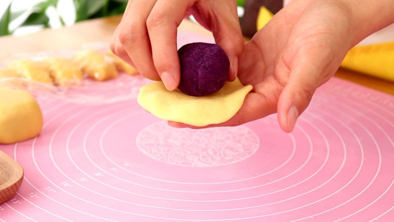 仙豆糕,面剂子压扁，包入紫薯芝士球，封口捏圆
