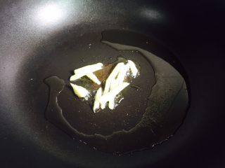 JUST植物蛋什锦虾仁,往锅中加入适量的花生油烧热，放入姜丝爆香