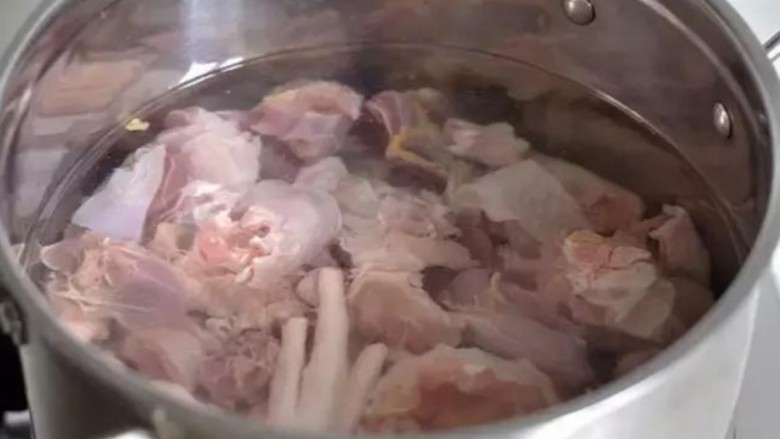 鸡你太美,煮肉同时去血沫，浮油。鸡肉、鸡汤分开盛出备用。温水泡发<a style='color:red;display:inline-block;' href='/shicai/ 230'>香菇</a>备用。