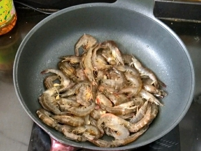 葱香油爆虾,然后倒入处理干净的虾，翻炒均匀。