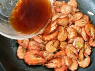 葱香油爆虾,待虾全部煎至金黄后倒入事先准备好的料汁，小火焖片刻。