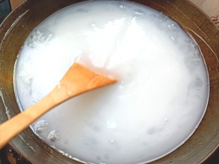 豌豆凉粉,倒入调好的豌豆粉，不停的搅拌