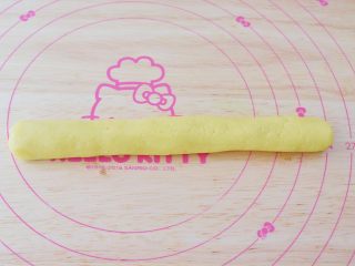 猕猴桃饼干,把原色面团揉成长圆柱状，长约18厘米