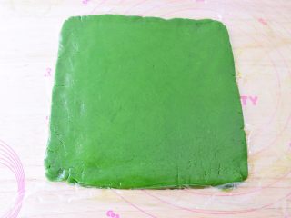 猕猴桃饼干,然后再铺一张保鲜膜，把绿色面团擀成18*18cm的面片