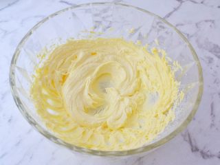 猕猴桃饼干,用电动打蛋器打至黄油体积膨松，颜色变白即可