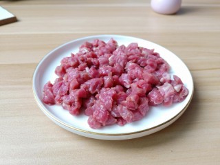 万能酱料【香辣牛肉酱】,牛肉提前泡一下，去除筋膜再切小丁。