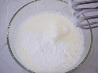 蛋白舒芙蕾,最后一次加入白糖的时候，也一起加入玉米淀粉，继续打发至硬性发泡