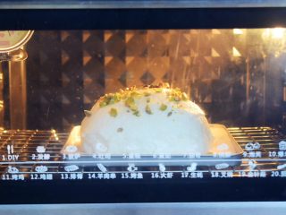 蛋白舒芙蕾,放入预热好的烤箱，上下火150度，下层烤25分钟，烤至表面金黄色即可