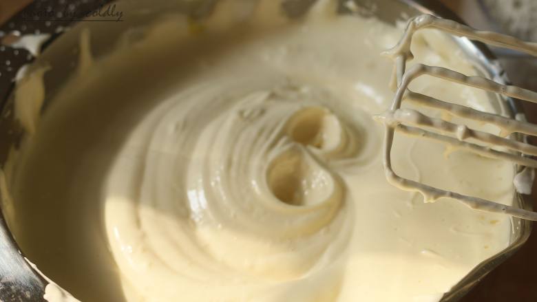 黑森林蛋糕,分两次把蛋黄加入到打发的蛋白霜里，用打蛋器混合