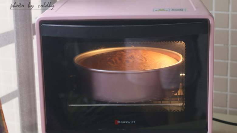 黑森林蛋糕,把模具送进预热好的烤箱下层170度烤约55分钟，出炉后一样震两下然后马上倒扣至冷却
