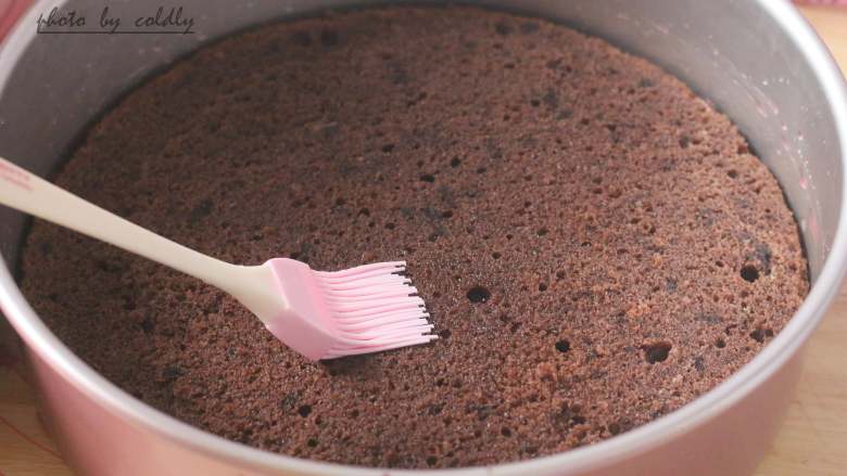 黑森林蛋糕,模具里放入一片蛋糕，刷上多多的糖酒液