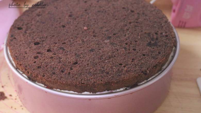 黑森林蛋糕,最后覆盖上最后一片蛋糕，再刷糖酒液，然后放进冰箱冷藏至凝固（1-2小时）