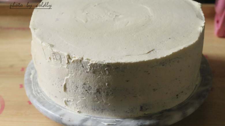 黑森林蛋糕,蛋糕表面均匀抹上奶油（可以不用抹得特别好看）