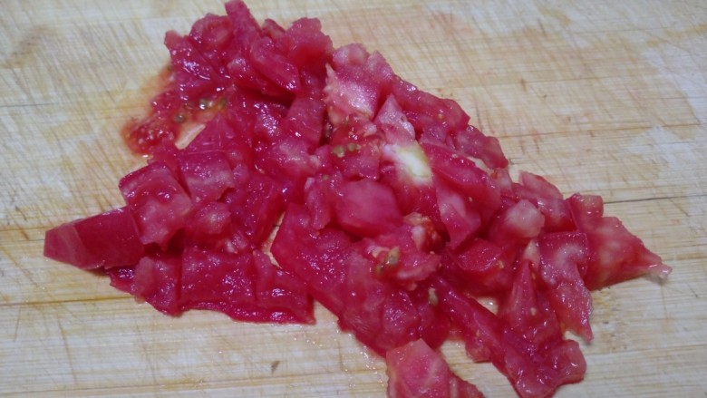 西红柿鸡蛋火腿饼,<a style='color:red;display:inline-block;' href='/shicai/ 3551'>西红柿</a>切碎。