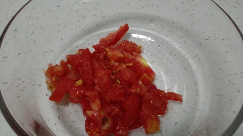 西红柿鸡蛋火腿饼,西红柿盛入碗里。