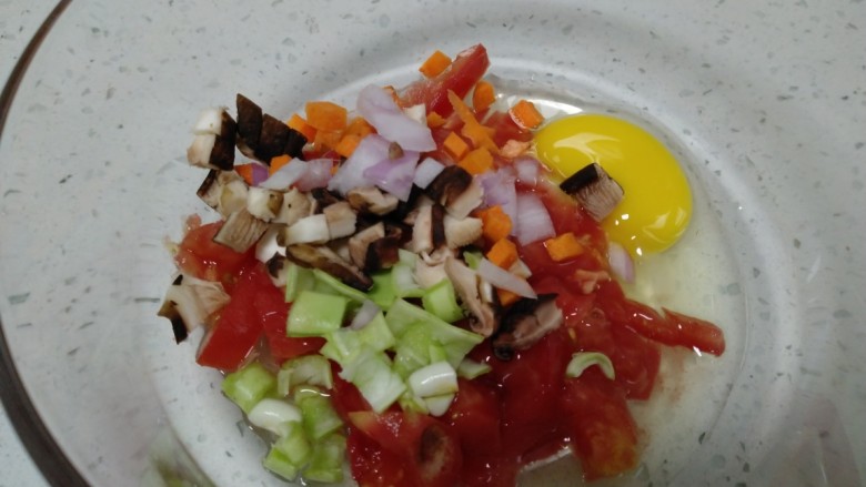 西红柿鸡蛋火腿饼,加入配菜。