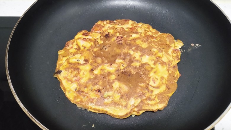 西红柿鸡蛋火腿饼,煎至两面金黄。