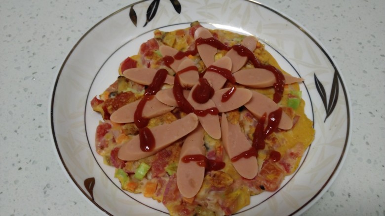 西红柿鸡蛋火腿饼,挤上番茄酱。