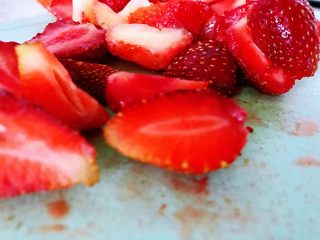 草莓酱,小的从中间切成两半，大的切成四半。