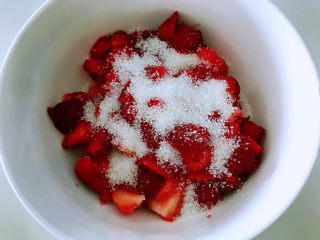 草莓酱,放入干净盆中，加入白砂糖，拌匀。