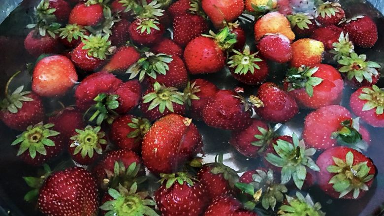草莓酱,<a style='color:red;display:inline-block;' href='/shicai/ 592'>草莓</a>放入淡盐水中浸泡15分钟，再次清洗干净，沥干水分。

