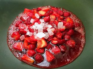 草莓酱,草莓倒入不粘锅中，加冰糖，中火烧开转小火熬制，中间时不时搅动一下。