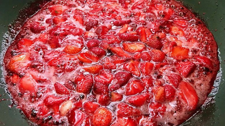 草莓酱,等锅中草莓酱粘稠时关火，装入干净无水的玻璃瓶中，放入冰箱冷藏。