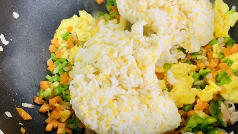 风味牛肉肠焗饭,放入米饭，因隔夜的米饭已经成坨。