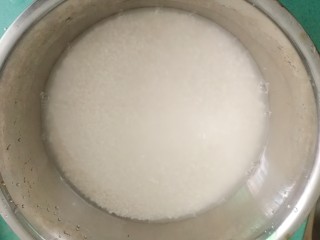 碱水粽,首先将糯米洗干净，然后滤干水分