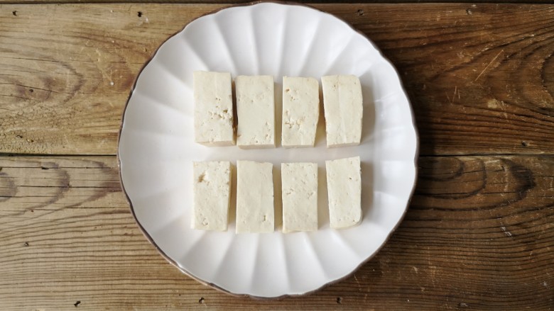 咕咾豆腐,将北豆腐切小条备用（也可在豆腐外面撒一丢丢盐，可使豆腐入味）。