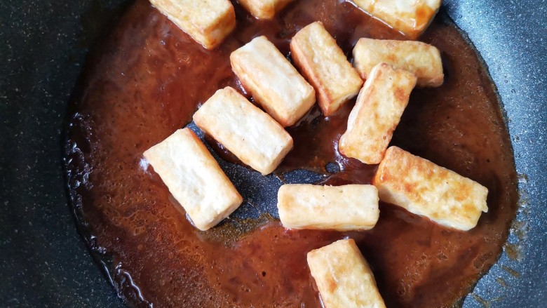 咕咾豆腐,调小火，下入煎好的豆腐。