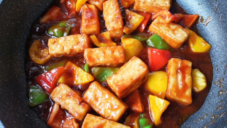 咕咾豆腐,中火翻炒均匀，让豆腐和彩椒都裹满料汁即可。