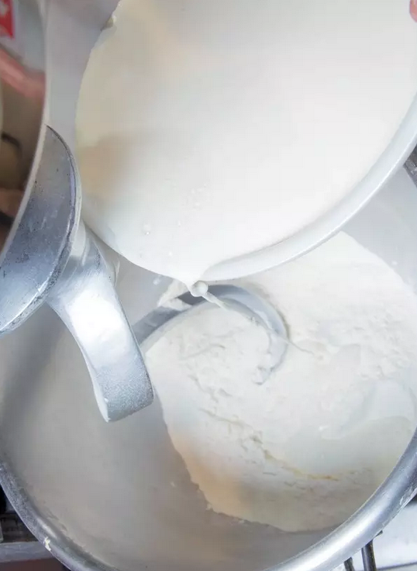 一条超柔软的北海道吐司配方,将除了奶油外的材料倒入搅拌缸，以慢速搅拌4分钟，中速搅拌4分钟。
