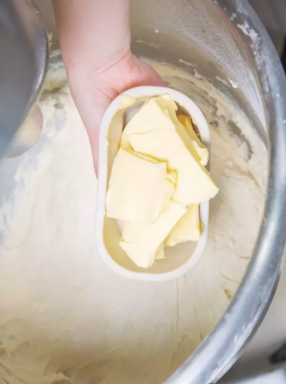 一条超柔软的北海道吐司配方,加入奶油以慢速搅拌3分钟，中速搅拌3分钟，即为“完成阶段”的面团。