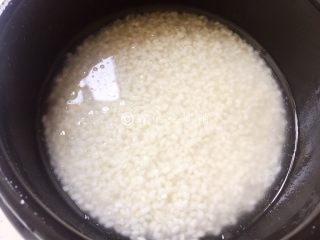 腊肠煲仔饭,随后把这个泡好的大米倒入，加水，水量基本是盖没大米后再高出大半截手指（喜欢吃软烂的，这点水量是不够的，要再加水。）中大火煮开后转小火焖。