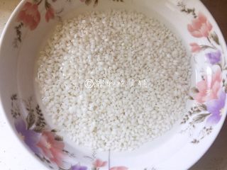 腊肠煲仔饭,提前1小时把大米淘洗干净后，浸泡。